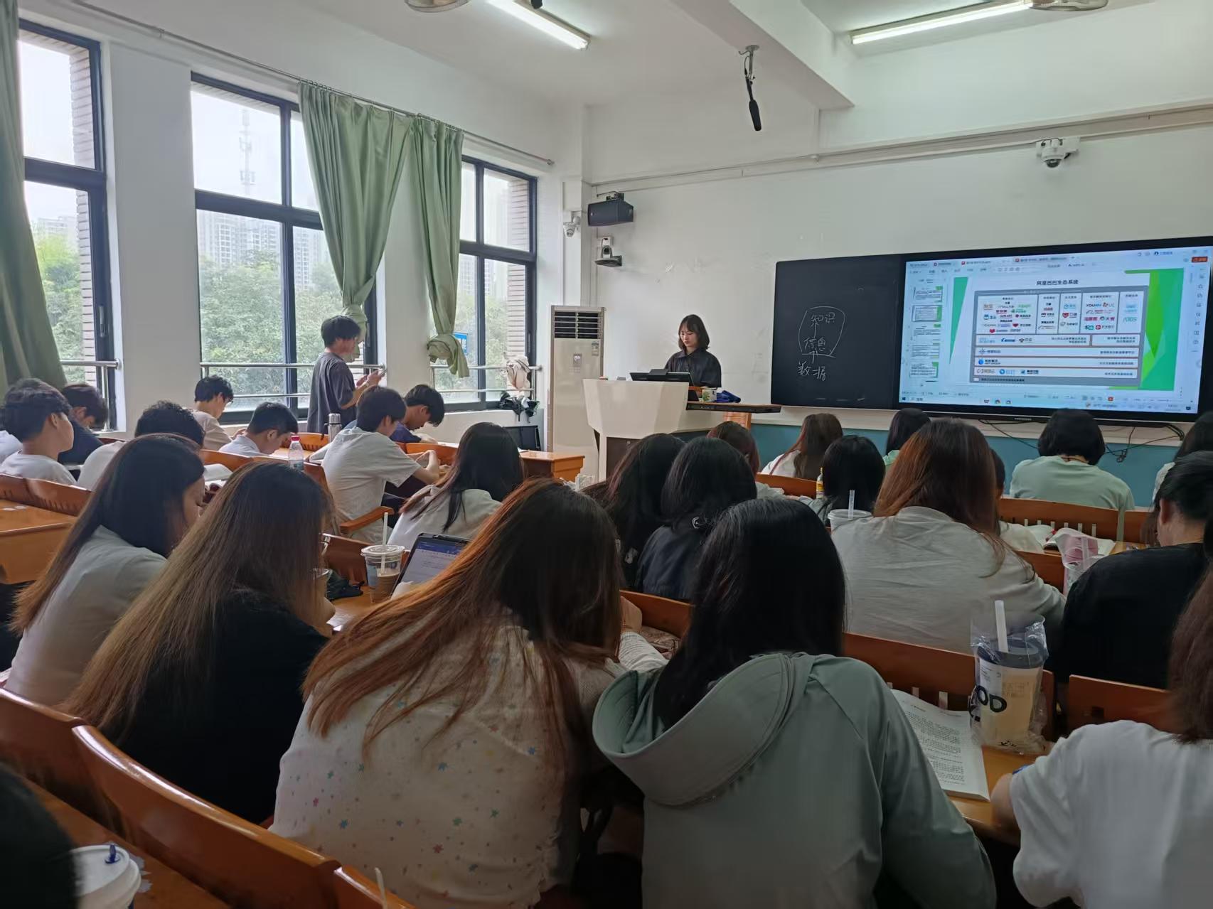 杨悦老师与学生互动.jpg