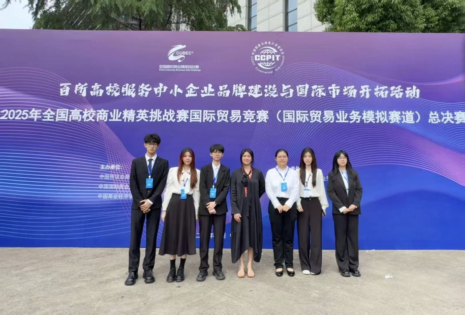 参赛成员和指导老师合照留影.jpg