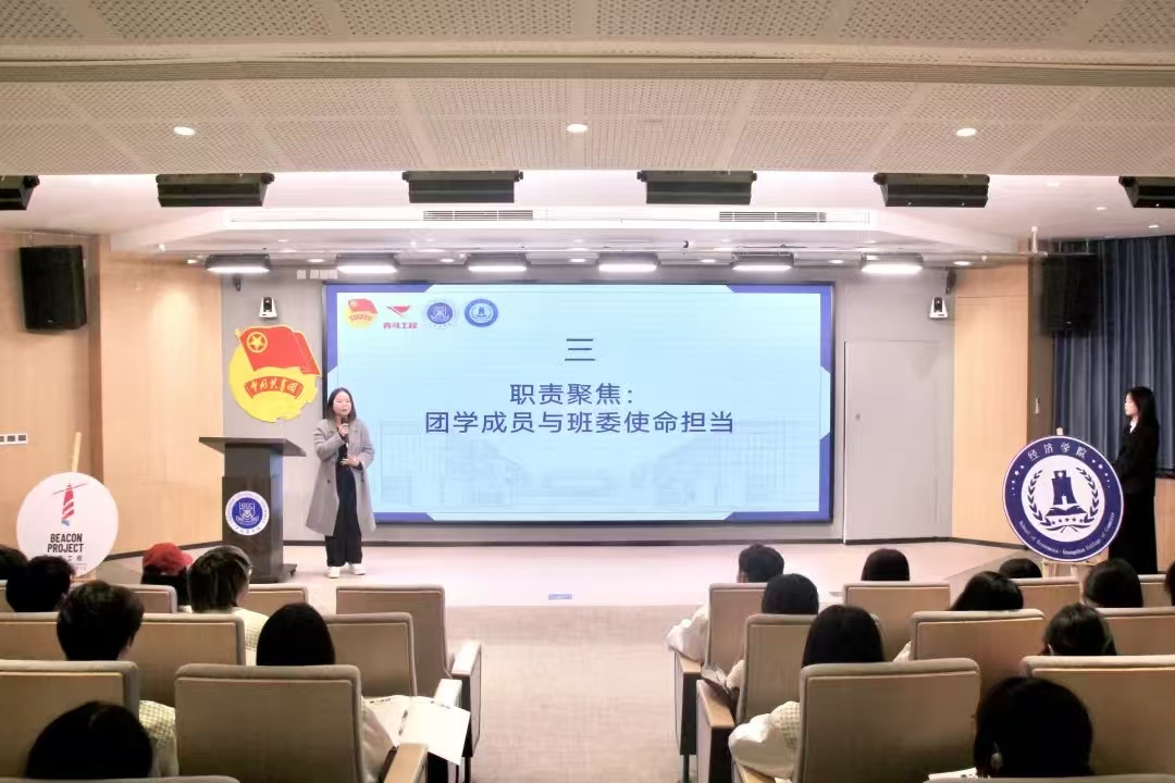 图2 黄海英老师授课.jpg