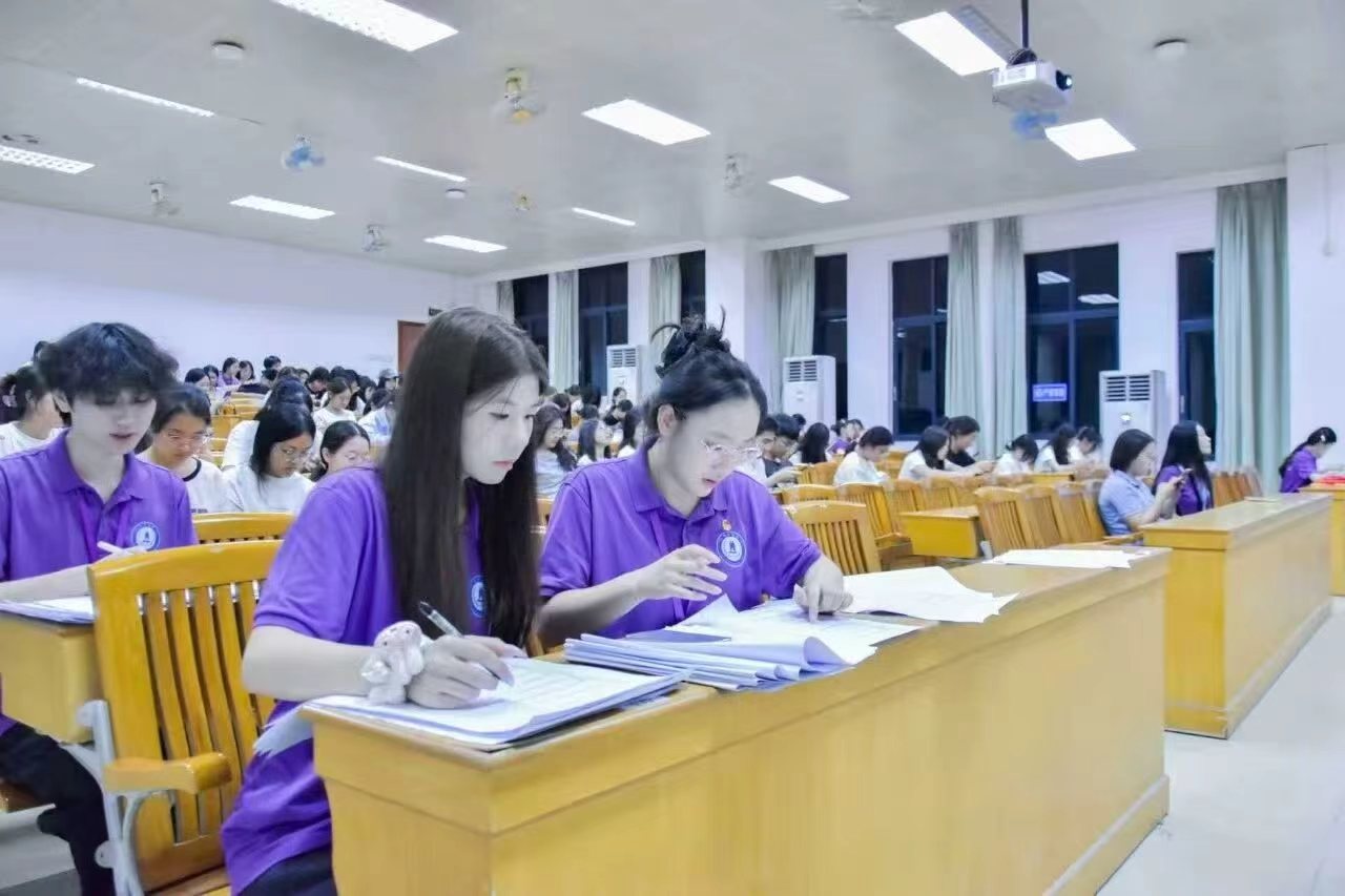 图2.学海逐浪悟深蓝，经院竞智向未来—— 广州商学院经济学院海洋知识竞赛大学生选拔赛初赛活动现场照片.jpg