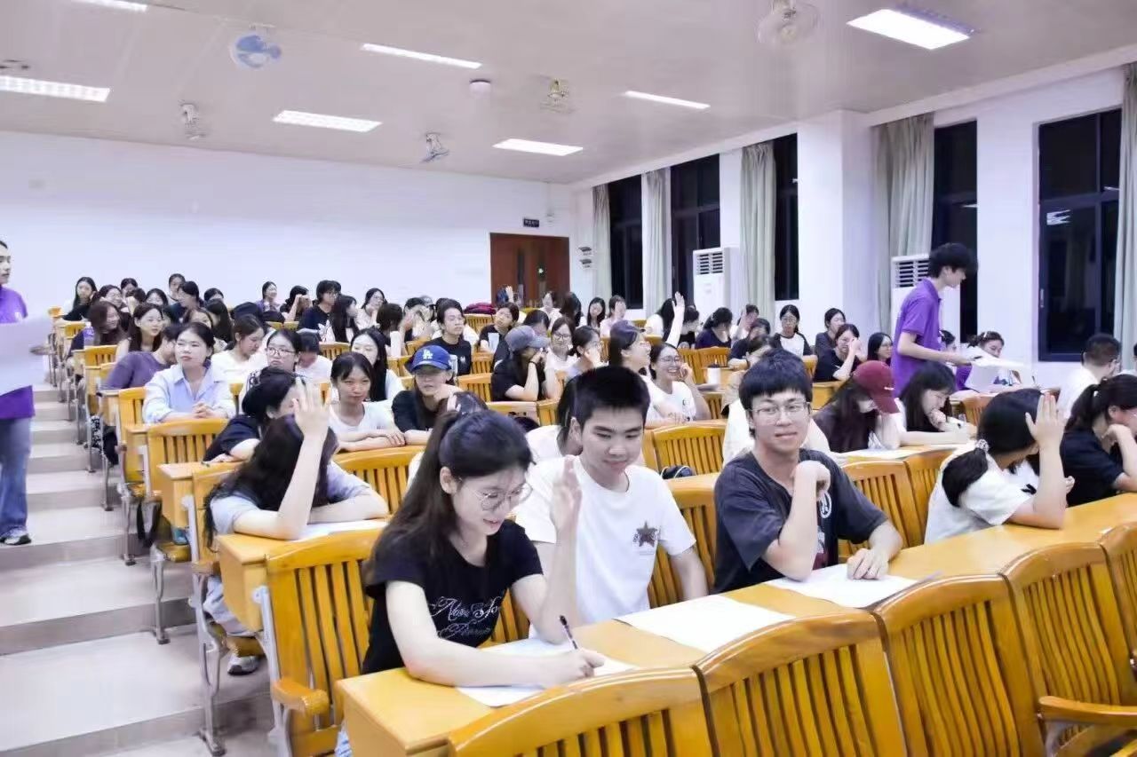 图3.学海逐浪悟深蓝，经院竞智向未来—— 广州商学院经济学院海洋知识竞赛大学生选拔赛初赛活动现场照片.jpg