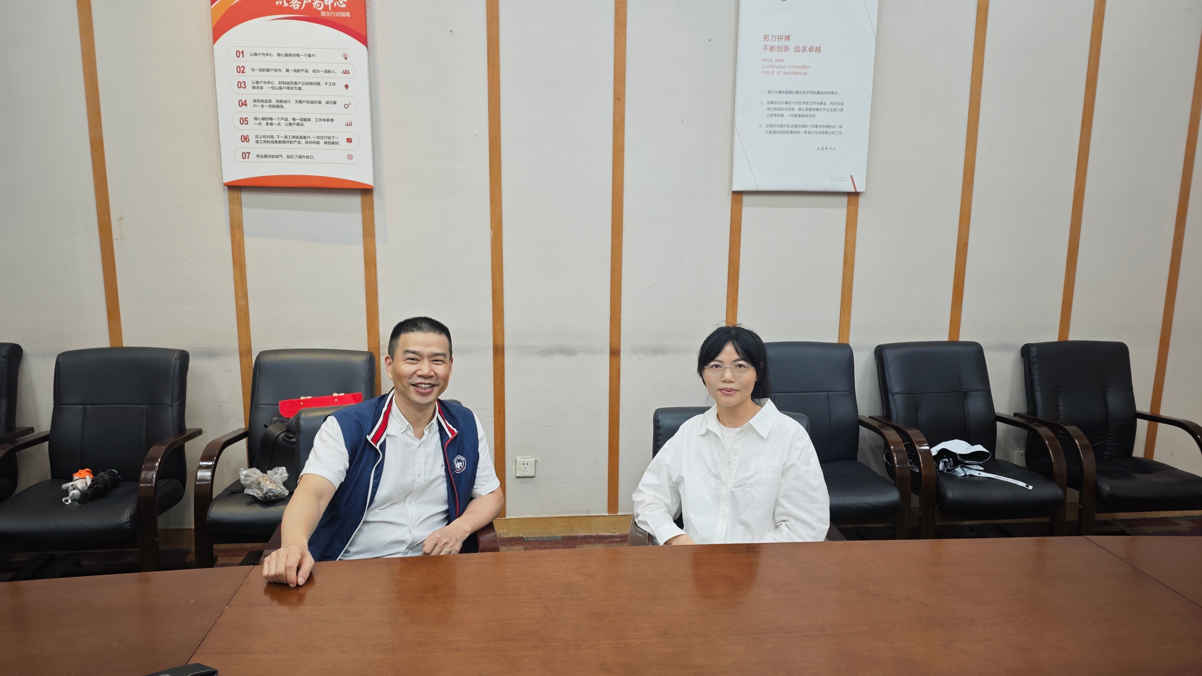4国贸实务教师与豪恩科技集团子公司负责人交流.jpg