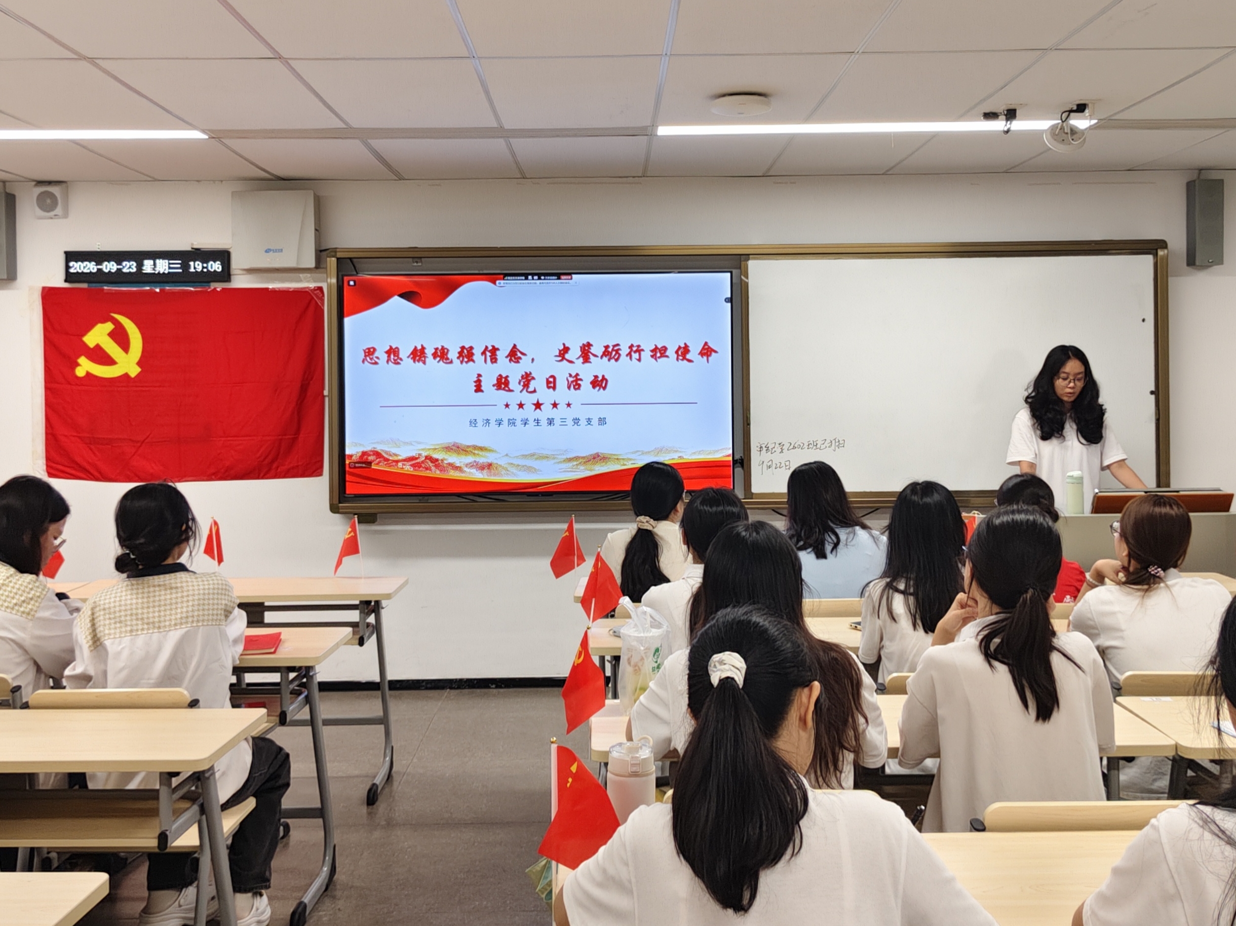 1.主持人开场.jpg