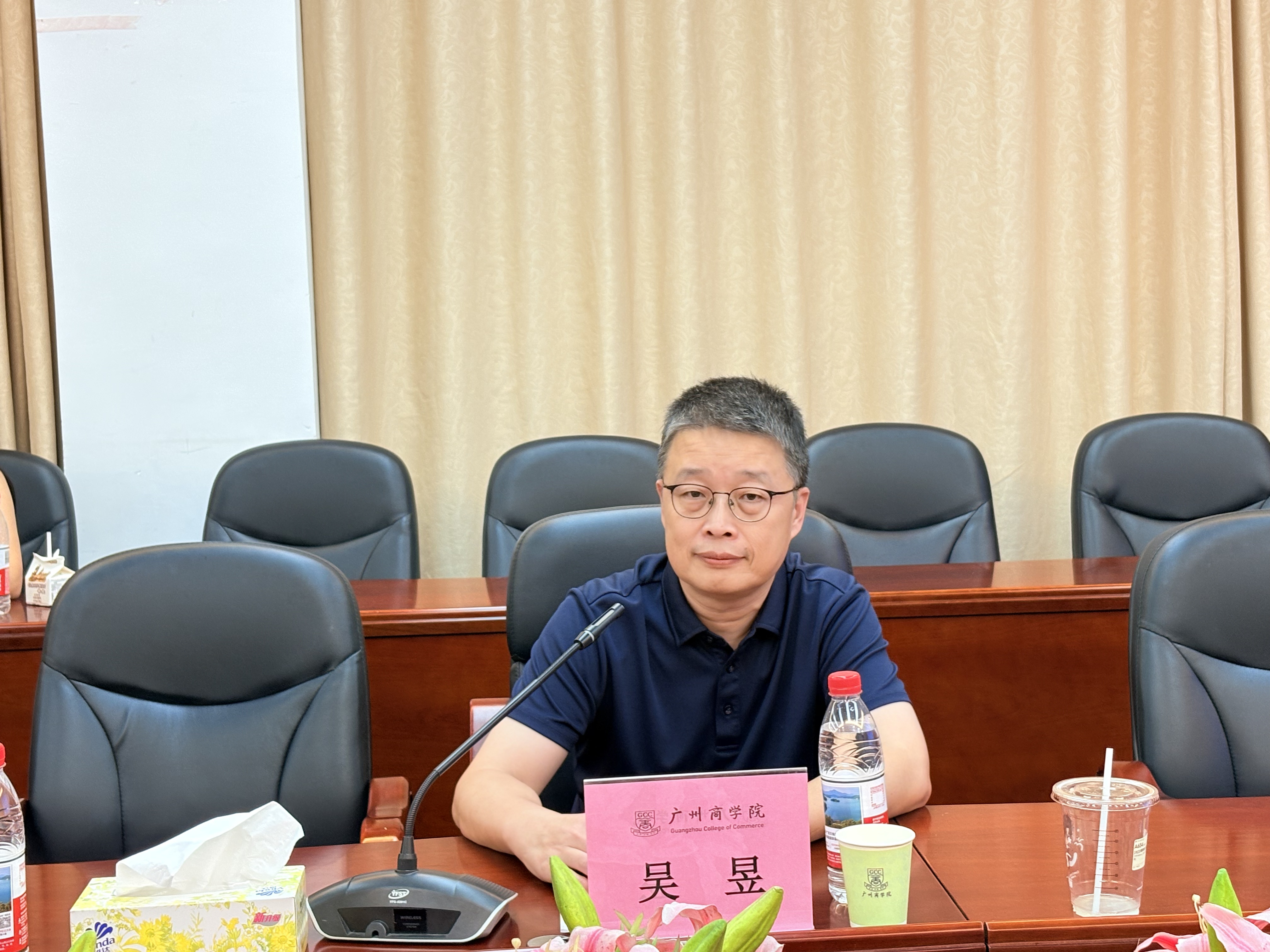 吴昱教授主持.jpg