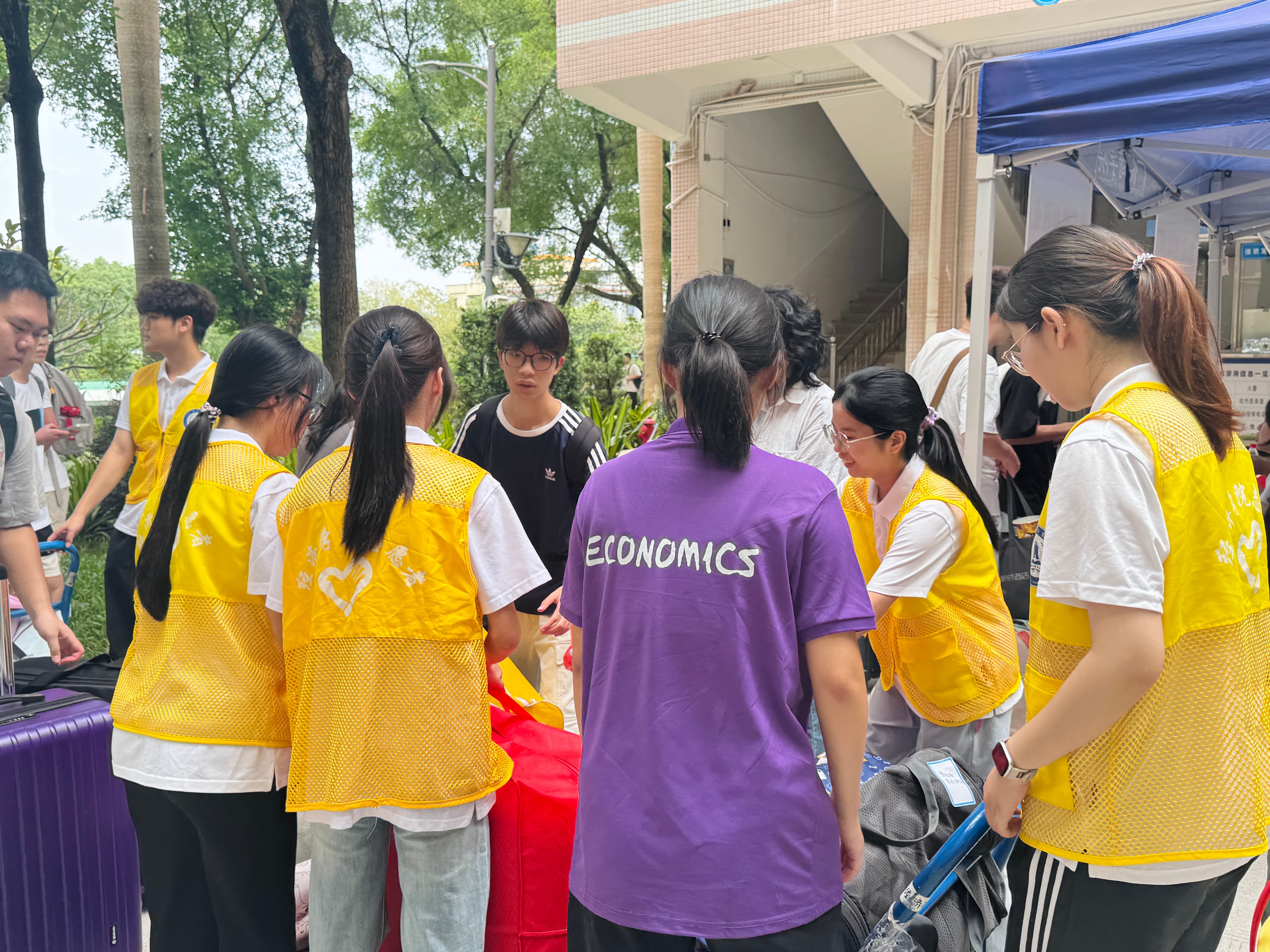 图2志愿者服务现场2.jpg