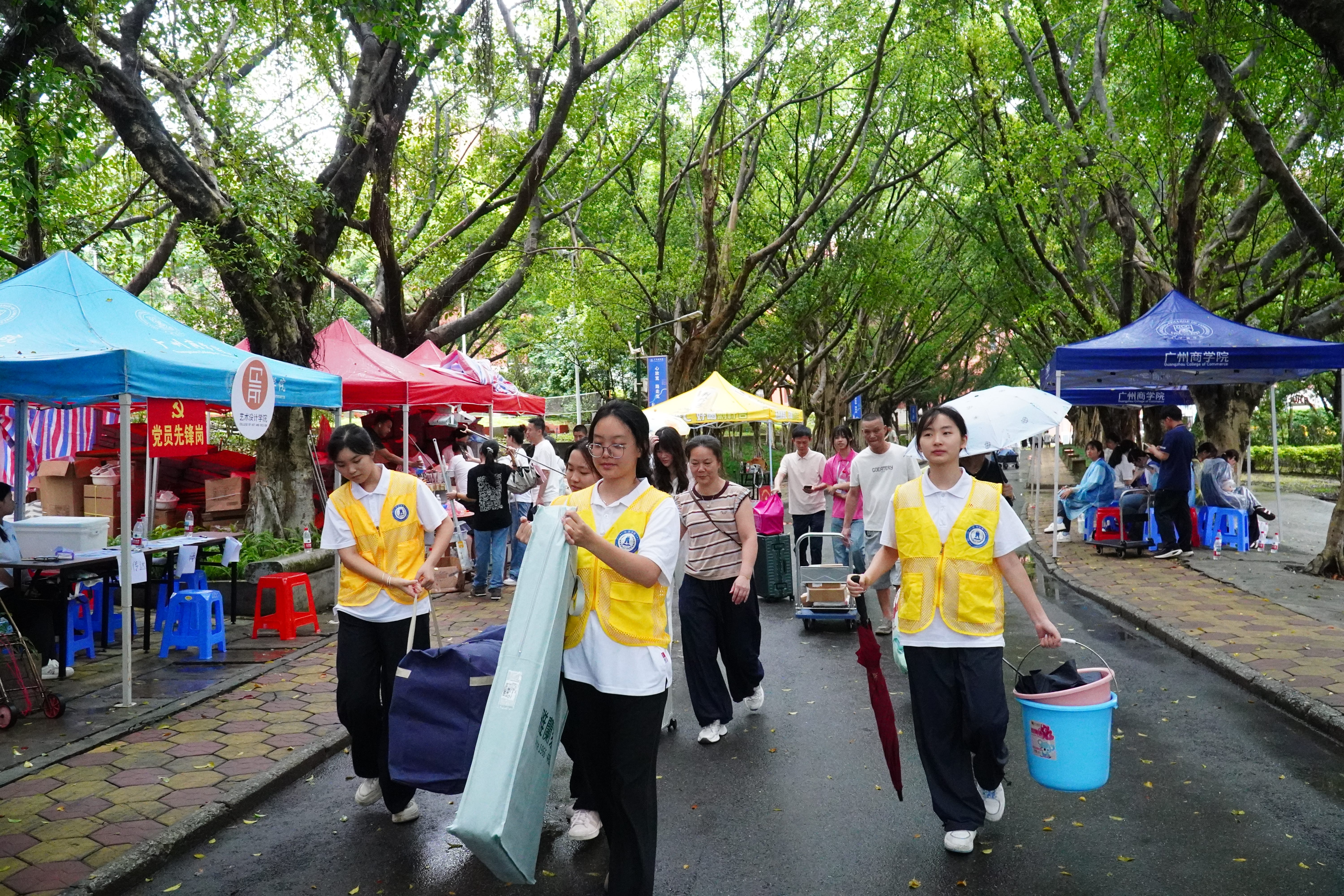 图2志愿者服务现场2.JPG
